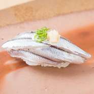 広島では6月から小いわし漁が解禁となり、広島中央市場では朝採れ「小いわし」のせりが 始まります。　
「小いわしは７度洗うと、鯛の味」と言われ、庶民に愛されている魚です。