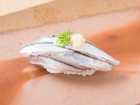 広島では6月から小いわし漁が解禁となり、広島中央市場では朝採れ「小いわし」のせりが 始まります。　
「小いわしは７度洗うと、鯛の味」と言われ、庶民に愛されている魚です。