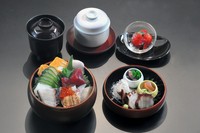 旬の素材を華やかに盛り込んだ宝石箱のような逸品。上段にはお料理、下段にはマグロ、穴子、イクラなど、季節の海の幸がご飯の上に敷き詰められています。茶碗蒸し、留椀、甘味が付いて内容盛りだくさん。