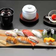 握り鮨8貫、茶碗蒸し、汁物、甘味が味わえるお得なランチメニューです。その日のオススメのネタを丁寧に握った鮨は、ネタとシャリのバランスが絶妙。熟練の技が織りなす味を、リーズナブルに堪能できます。