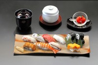 握り鮨8貫、茶碗蒸し、留椀、甘味が味わえるお得なランチメニューです。その日のオススメのネタを丁寧に握った鮨は、ネタとシャリのバランスが絶妙。熟練の技が織りなす味を、リーズナブルに堪能できます。