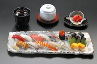 握り鮨12貫、茶碗蒸し、留椀、甘味
お鮨を満喫されたい方へお得なセットです。