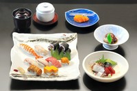 茶碗蒸し、小鉢、造里、握り鮨8貫、留椀、甘味