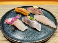 小鉢、鮨15貫、留椀、甘味
その日のおすすめを心を込めて握らせて頂きます。
お鮨を堪能されたい方はこちらを。
詳細につきましてはお気軽にお問い合わせください。