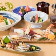 素材の鮮度と地の物にこだわり、瀬戸内海の新鮮な魚介を毎朝厳選して仕入れています。鮨のシャリには広島県産ヒノヒカリを使用。小粒でまとまりやすく、ネタと抜群の一体感を生むことができます。