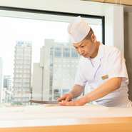 鮨屋ですから、おいしいものを出すのは当たり前。お食事の時間や空間そのものを楽しんで頂けるよう、常に気を配っています。程よい距離感の接客や店内の設え、窓からの眺望など、全てが重要な要素と考えています。