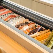 鮨は全てテイクアウトが可能です。折り詰めやトレーで御用意しております。暖かくなるこれからの季節は猿猴川沿いで、桜を見ながら寿司をつまむというのもオススメです。またご家庭でも当店の味をお気軽にどうぞ。