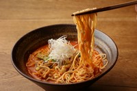 自家製の調味料と時間をかけてじっくり煮込んだ自慢のテールスープを贅沢に使用したこだわりのスープです。