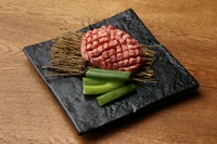 タンの中でも特に柔らかいタン元を贅沢に厚切りにカットした熟成牛タンの塩焼きです。タン元の柔らかさと独特の食感の楽しめる贅沢なタンです。