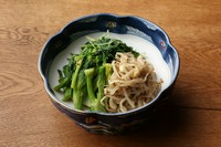 厳選した野菜を一つ一つ独自の調理法で作ったこだわり抜いた自家製ナムルです。