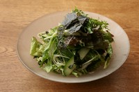 自家製の調味料とごま油の風味を効かせ、厳選した野菜のサラダです。