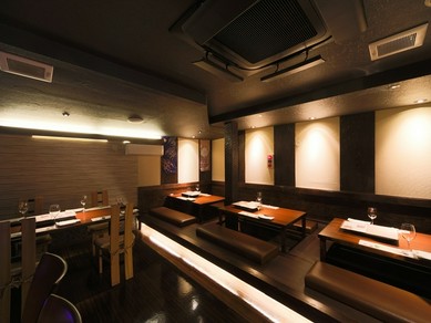 暖色系の照明を使った落ち着いた空間