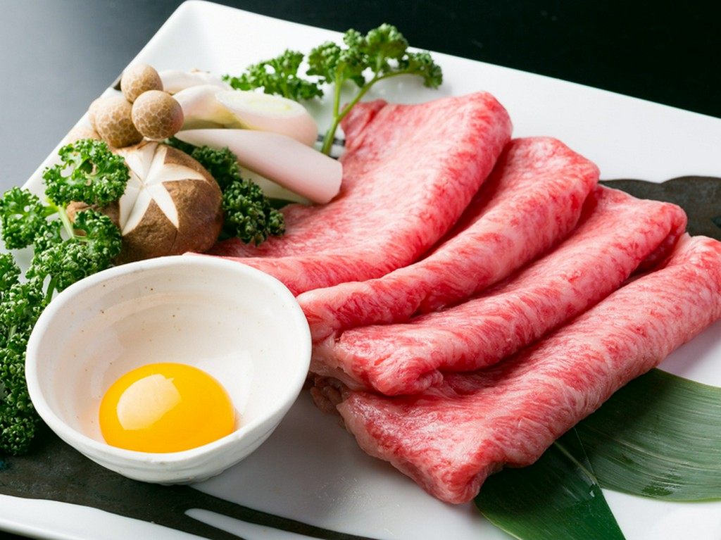 じゅうっと香ばしく焼いた飛騨牛が絶品『飛騨牛焼きすきやき（卵2個つき）』