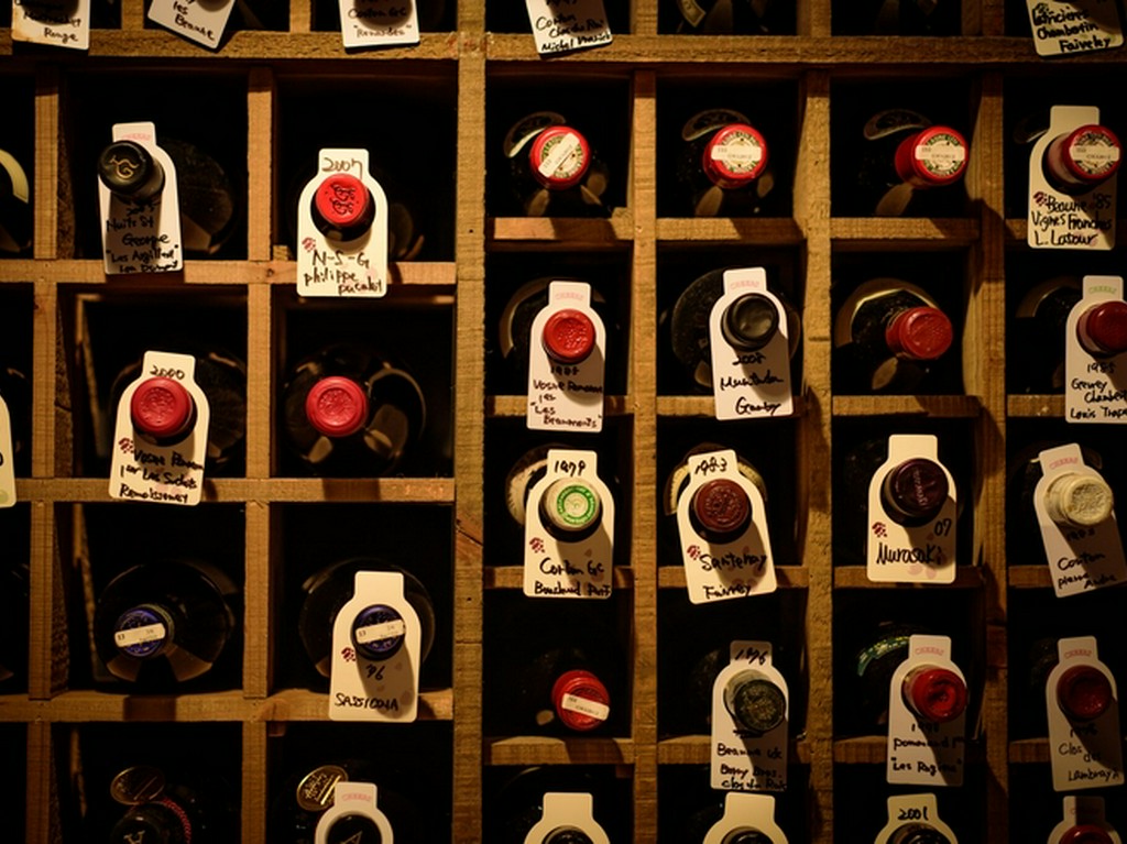 世界各国約700種類のワインを用意。誕生年のワインを堪能