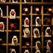 お店では仏ワインを中心に、世界各国約700種類のワインを用意。1950年代から現在までのビンテージワインも揃えており、誕生年のワインを堪能することも可能です。