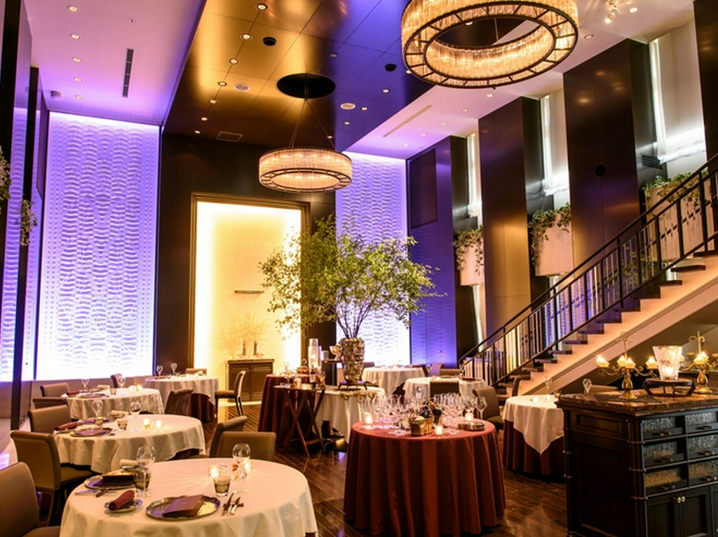 豪奢な内装と装飾品の数々は、美術館に来たかのような雰囲気