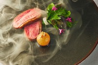 アミューズ
冷たい前菜
温かい前菜
スープ
魚料理
お口直し
肉料理
シェフのスペシャリテ
デザート①
デザート②
食後のお愉しみ

※サービス料10%別途頂戴いたします。