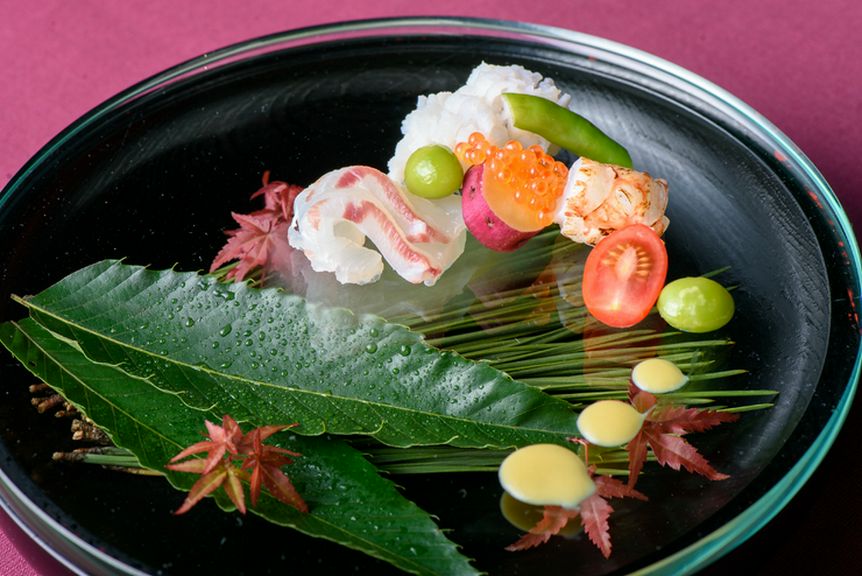 器を彩る装飾が季節の移ろいを知らせてくれる、前菜『季節の旬の味覚』