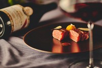 ～メニュー構成例～

一口の前菜
オードブル 1
オードブル 2
スープ
魚料理
お口直し
肉料理
御飯料理
デセール 1
デセール 2
コーヒー、紅茶　又は　ハーブティ

※サービス料込