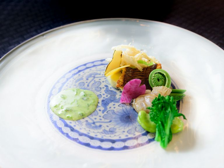 古伊万里の食器と共に素材の旨みを堪能。魚料理『海からの恵み』