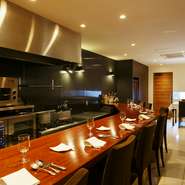 「調理中の香りや音も料理の一部」という想いのもと、オープンキッチンで皿数が多いコースをご提供しています。目の前で一皿一皿が仕上がる光景も、楽しみの一つ。忙しい日常を忘れ、ゆったりとくつろげます。