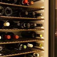 イタリア産を中心に、フランスやドイツなどクオリティの高いワインを厳選。ボトル6000円前後が中心で、グラスワインも常時5種ご用意。お好みの味わいのセレクトに努めていますので、お気軽にご相談ください。