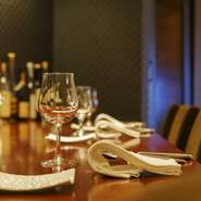 ゆったりできるカウンター席は、デートにもぴったりの空間。横並びで、シェフの料理を間近にしながら、楽しい時と季節の味覚を満喫できます。ランチ、ディナーともに、落ち着いて食事を楽しめるメニュー構成です。