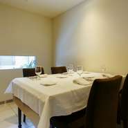 静かな店内は、大人の女性に向く雰囲気です。ランチは、リーズナブルに楽しめる2コースをご用意。ともに手打ちパスタ2皿がつき、ボリューミー。カウンター席に加え、4〜6名様用のテーブル席もございます。