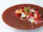 季節が薫り立つ『サーモンのコンフィ いちごとビーツのサラダ』