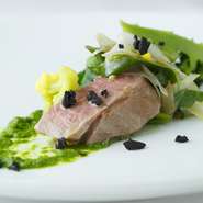 爽やかな緑を皿に描いた春の肉料理。旨みと食感が絶品のフィレ肉のローストに、淡路産クレソンのほどよい苦みのピュレがよく合います。大徳寺納豆を合わせ、コクと深みをプラスしているのも、【フィオリスカ】流。