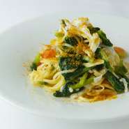 自家製の生パスタのおいしさも、お店の自慢。細めの平打ちパスタ、タリオリーニに、釜揚げの白魚、春の京野菜のはたけ菜を合わせ、イタリア産のからすみ（ボッタルガ）を添えてコクを出しています。