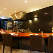 カウンター席メインのイタリアン。席間隔が広く、しっかりとくつろげる空間づくりを心掛けています。