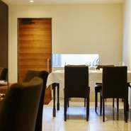 ランチタイムには小窓から自然光が差し込み、シェフの人柄のように優し気な印象も。