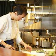調理の様子をご覧いただけるオープンキッチンのカウンター席がメインとなり、調理の香りや音、料理の色彩と味わいを存分に楽しめます。コースの皿数が多く、ゆったりした食事時間を満喫できるのも持ち味です。