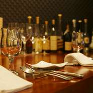 お誕生日や結婚記念日など、特別な日のパートナーとのお食事にもぴったりの料理内容と空間です。デザートプレートにチョコペンで、お祝いのデコレーションもいたします。詳しくは予約時にご相談ください。