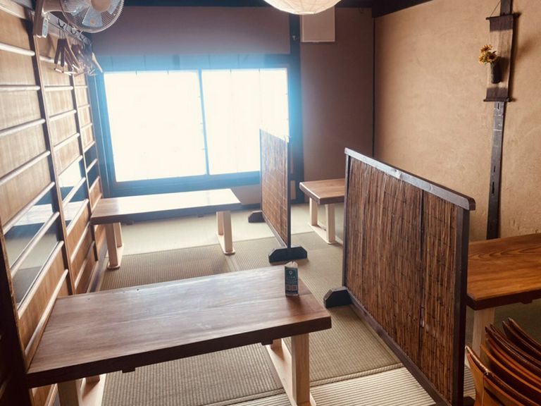 ゆったりとしたお座敷で、家族で味わう鶏料理
