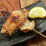 手羽先を開いて焼き、「皮はパリッ」と香ばしく、「肉はジューシー」で塩とのバランスが最高です。