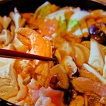 七谷地鶏が一年を通して美味しくいただける鍋と言えば、やっぱり地鶏すき焼き。鶏肉のうまみたっぷり。〆まで愉しんでください。