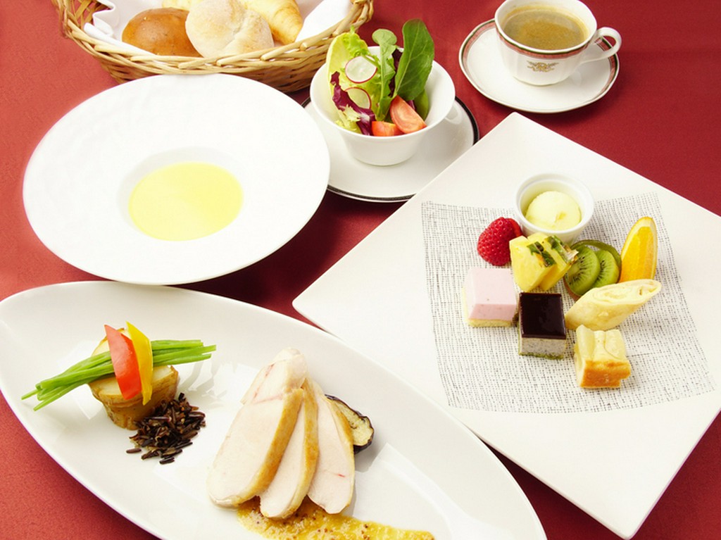 料理や季節に合わせて使われる、いろいろなタイプの食器