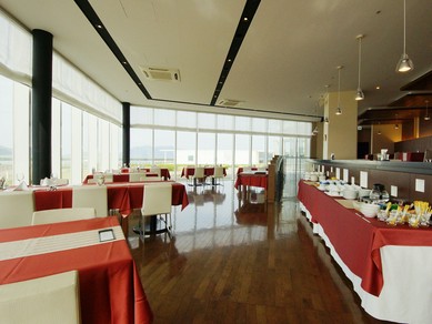 パスタやピザなどのカジュアルランチとデザートが食べ放題！