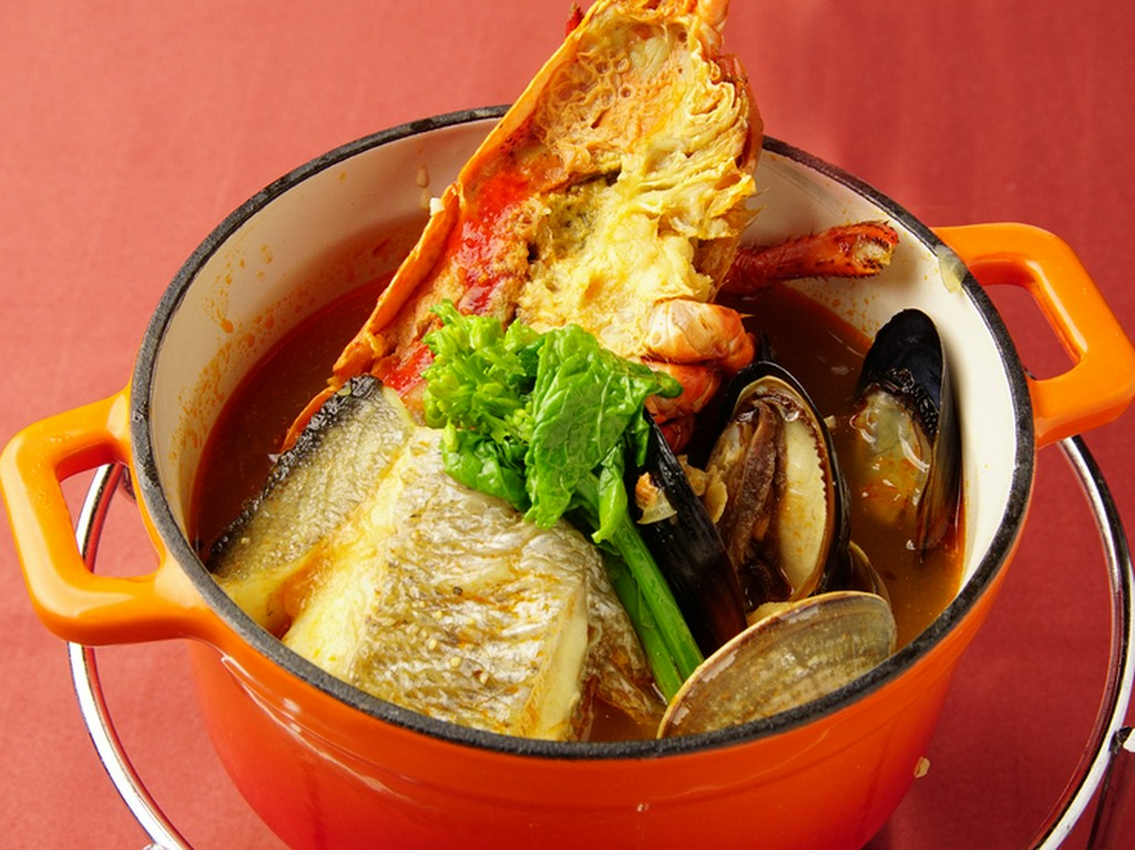 魚介の旨みがたっぷり詰まった『オマール海老のブイヤベース（ランチタイム）』