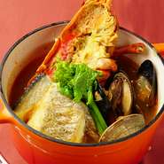 オマール海老、ムール貝などの魚介がたっぷり入った見た目も豪華なブイヤベースのお鍋。具材の旨みが染み込んだスープにブレッドに染み込ませてどうぞ。〆はリゾットやパスタをチョイスして楽しめます。