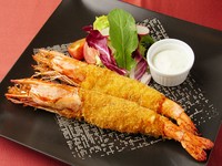 料理長自ら厳選した素材を、特製タルタルとオリジナルな感覚のトマトマリネで、ジャンボ海老フライの食感をお楽しみください。