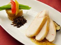 抜群の火入れで仕上げられた『肉料理　若鶏のロースト（日替わり・ランチタイム）』