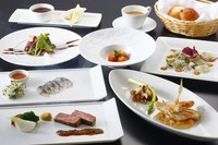 秋
ゴルゴンゾーラのムース
若狭ふぐの炙りカルパッチョ
自家製ハムと干し柿のテリーヌ
おおい町の椎茸餡かけコンソメロワイヤル
若狭の甘鯛　鱗焼き
黒毛和牛ロース肉のロースト
プチパン
食後のお飲み物