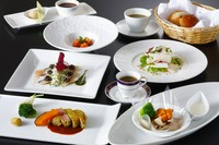 秋
ゴルゴンゾーラのムース
鮮魚のカルパッチョ
自家製ハムと干し柿のテリーヌ
秋刀魚、福井梅、モッツァレラのパン粉付け揚げ
平目の椎茸包み蒸し
黒毛和牛のビーフシチュー
プチパン
無花果の赤ワインコンポート