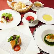 前菜・スープ・魚料理・肉料理・パン又はライス・デザート・コーヒー又は紅茶