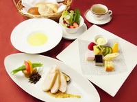 本日のスープ・サラダ・『メインのお料理』・パンもしくはライス・季節のデザート・コーヒー、紅茶。
※『メインのお料理』は、約8種類の中からお選びいただけます。