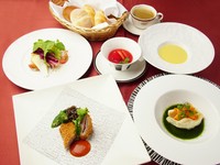 サラダオードブル・本日のスープ・お魚料理・お肉料理・パンもしくはライス・季節のデザート・コーヒー、紅茶。
※お料理内容は、季節、旬の料理長のおまかせコースになります。