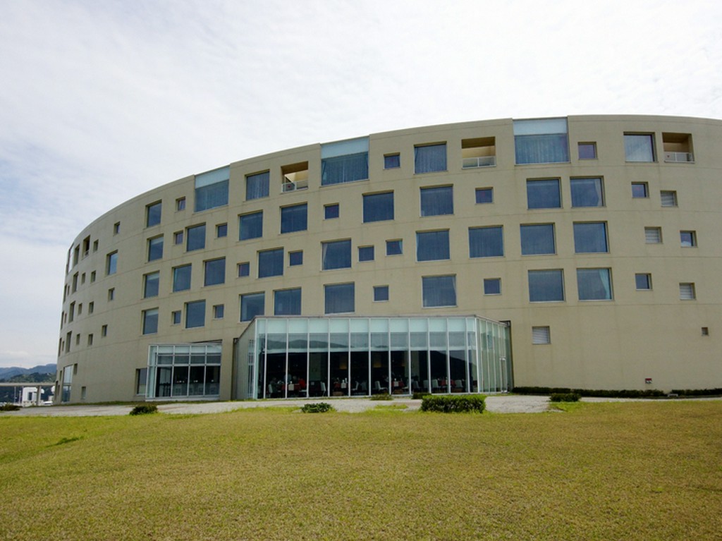 海に面した全面ガラス張りのレストラン